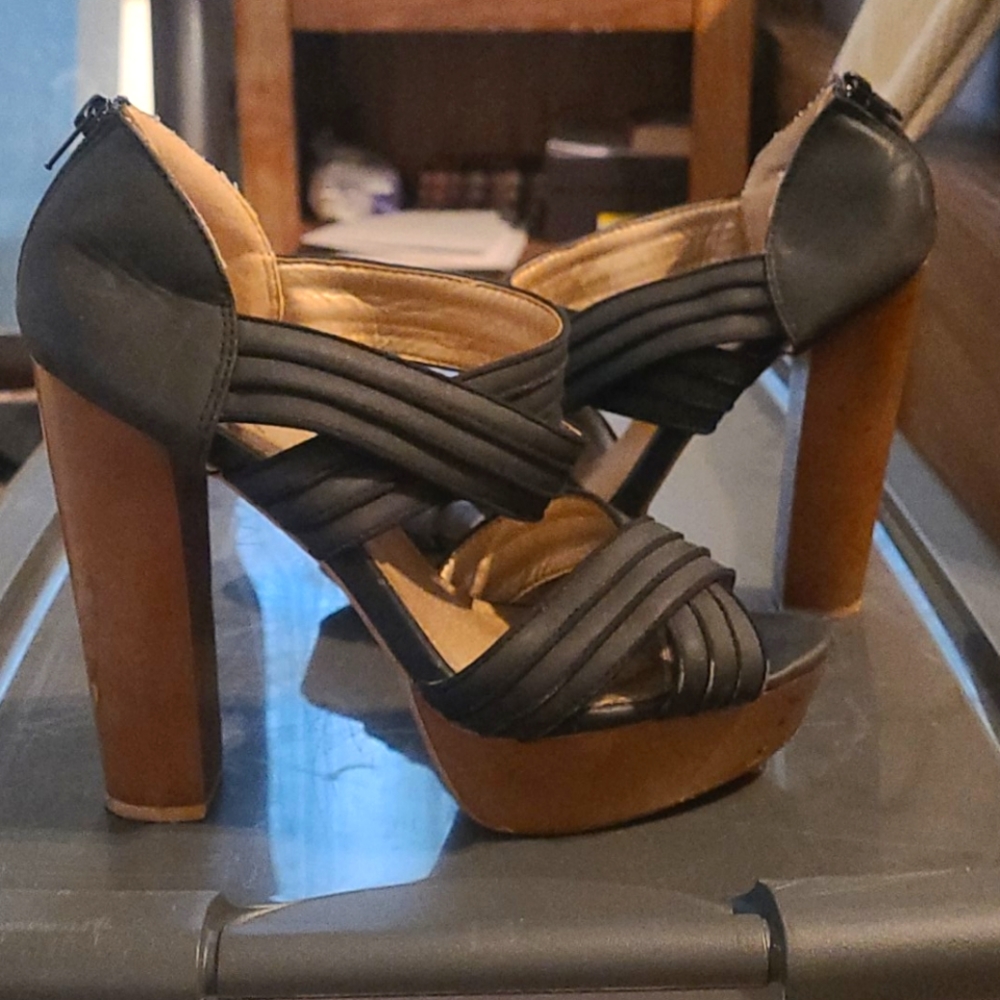 Quipid platform sandals